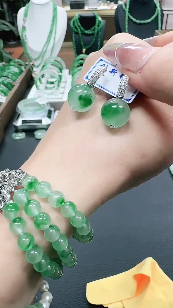 未镶嵌1石英质玉（非洲翠）/1550