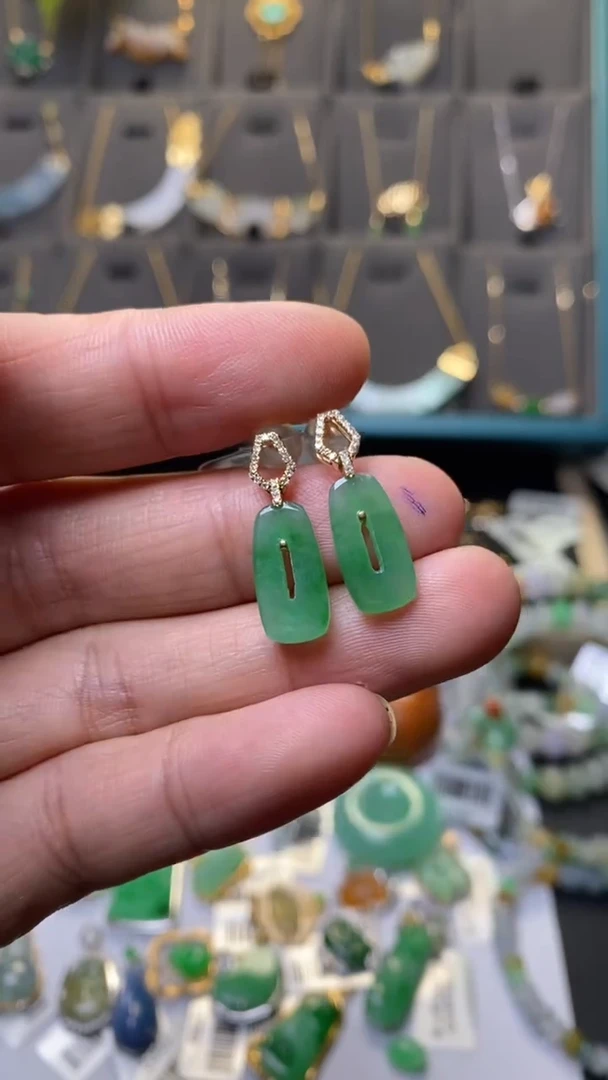 颈饰18K金镶嵌翡翠38056