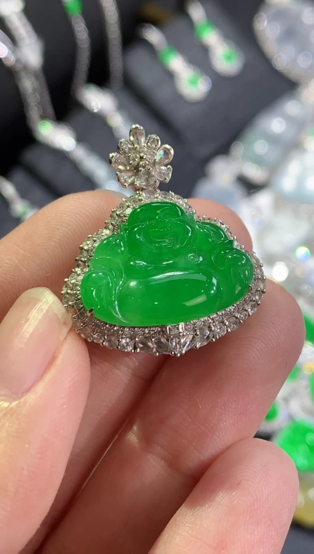 颈饰18K金镶嵌翡翠绿佛