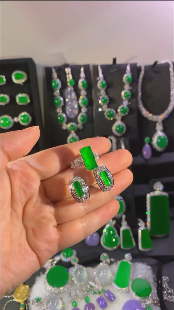 18K金镶嵌戒指翡翠戒指一套