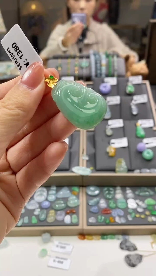 颈饰18K金镶嵌翡翠如意