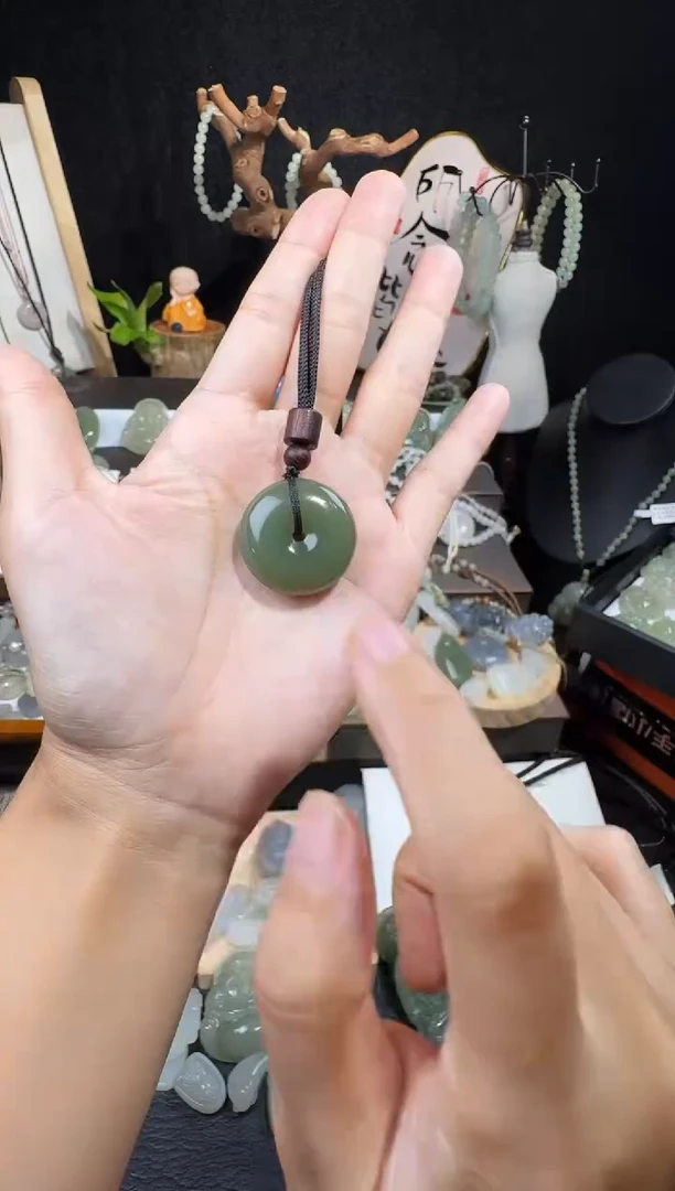 颈饰未镶嵌和田玉…高冰平安扣