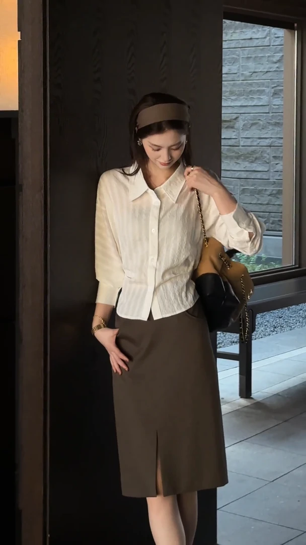 2025早秋季新款女装气质Polo领白色长袖衬衫高腰开衩咖色半身裙子