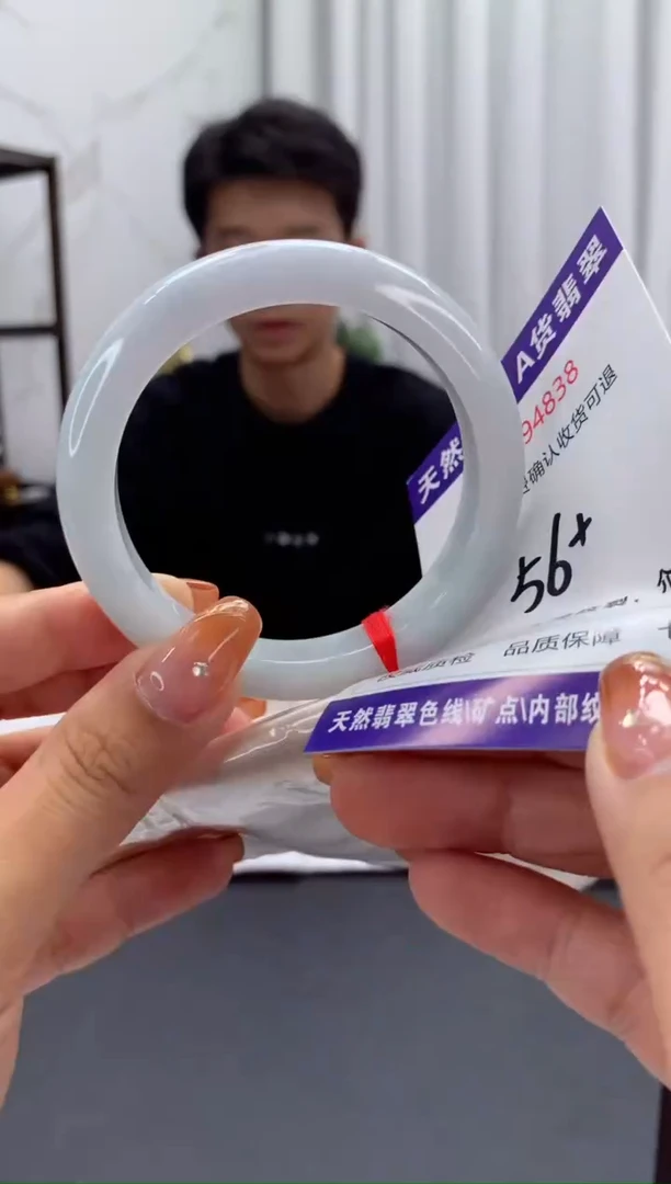 未镶嵌手镯翡翠有纹，完美者勿拍