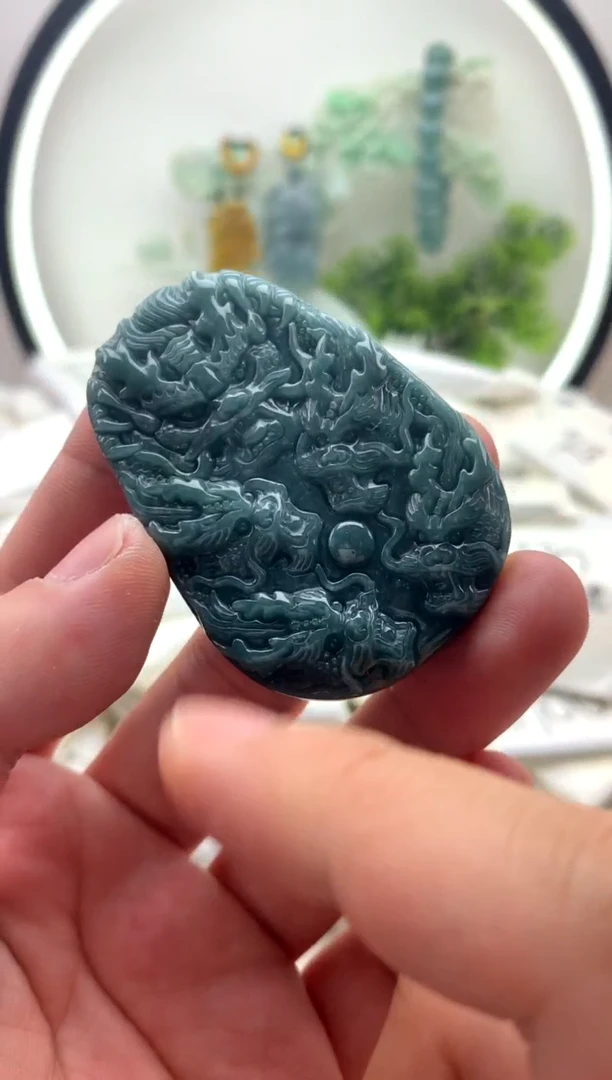 翡翠未镶嵌颈饰九龙