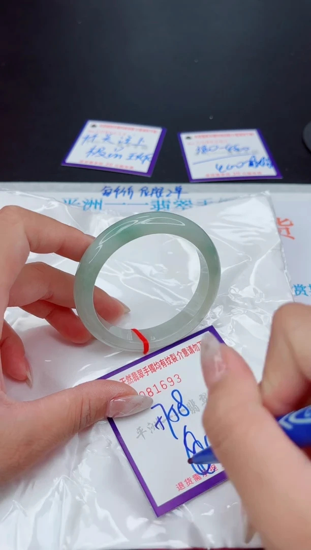 翡翠手镯未镶嵌1