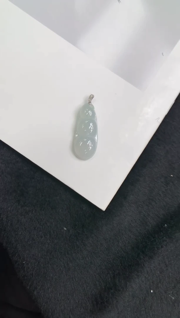 颈饰18K金镶嵌翡翠豆子