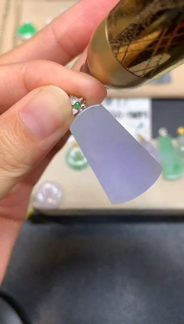 颈饰18K金镶嵌翡翠无事牌【无服务费