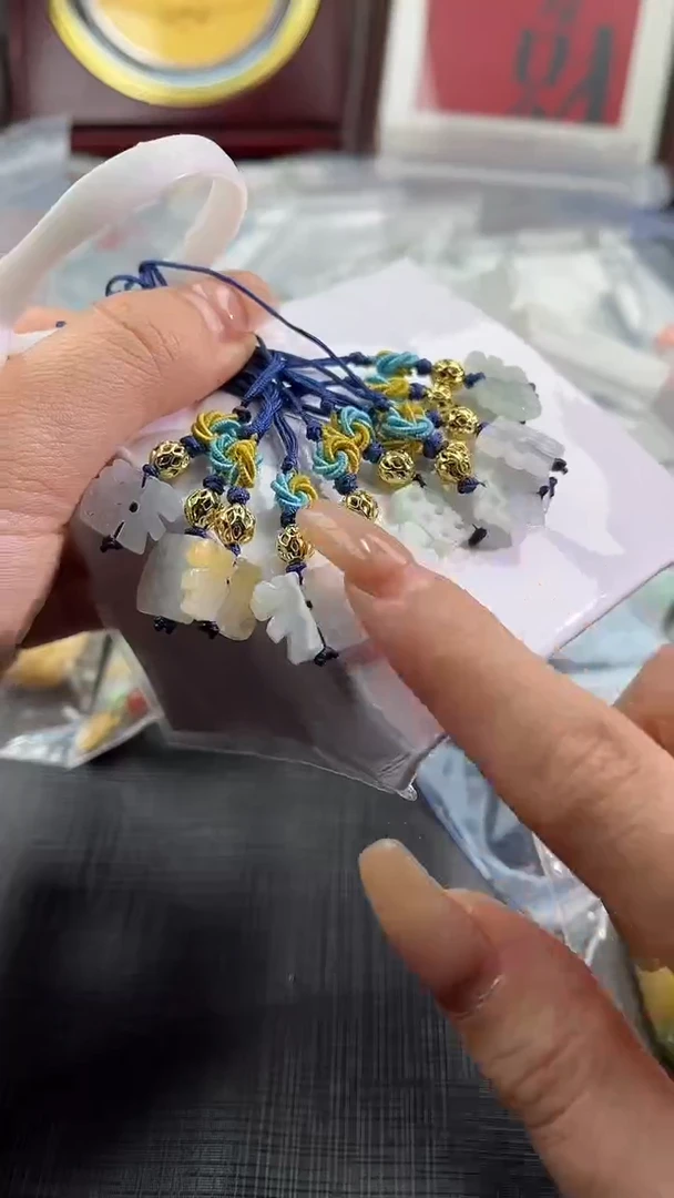 【闪购商品】翡翠颈饰未镶嵌100630771 随机发仅一件