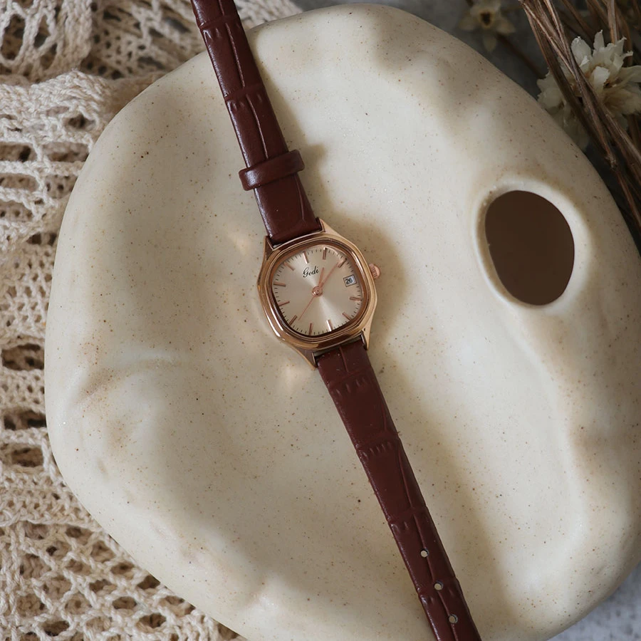 Rune鹿娜时尚复古vatage百搭通勤小众INS方形真皮女士石英手表