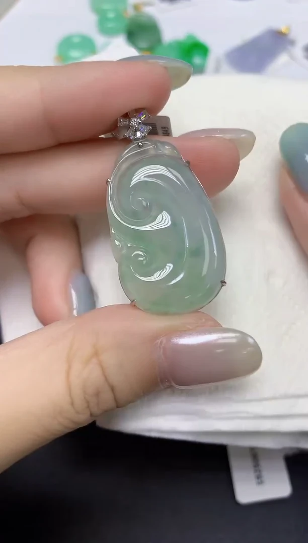 翡翠18K金镶嵌颈饰天然缅甸翡翠A货