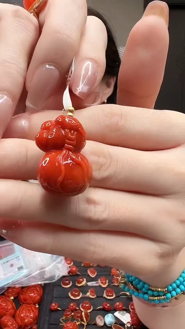 18K金镶嵌吊坠南红玛瑙/葫芦款