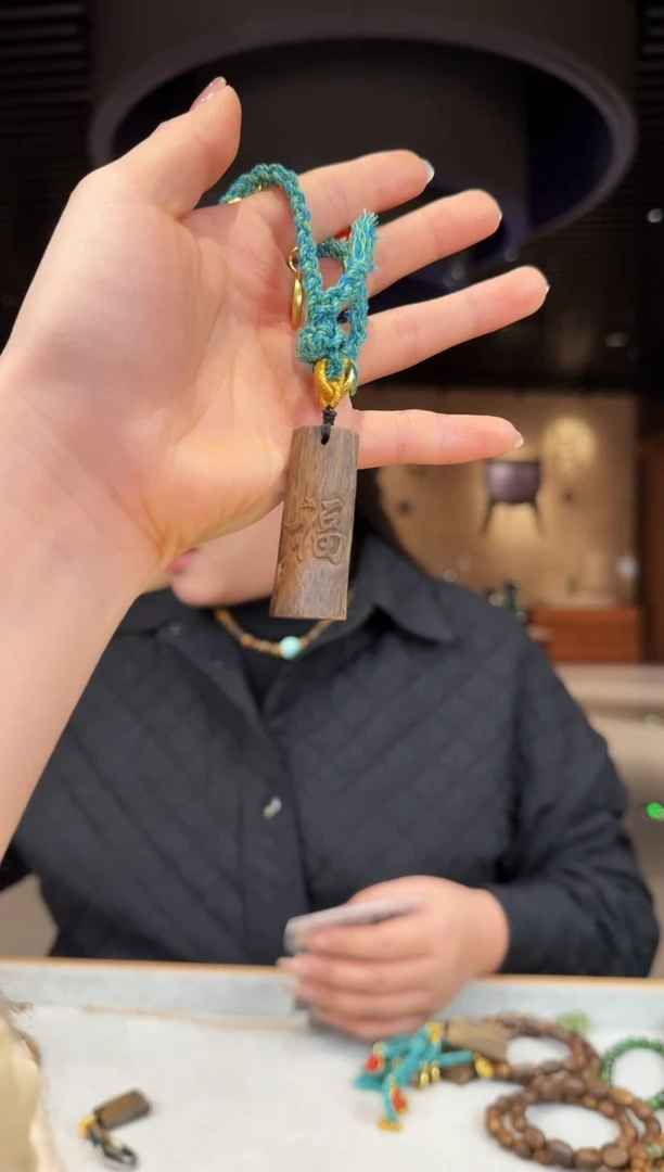 【闪购商品】沉香吊坠海南莺歌绿棋雕刻牌