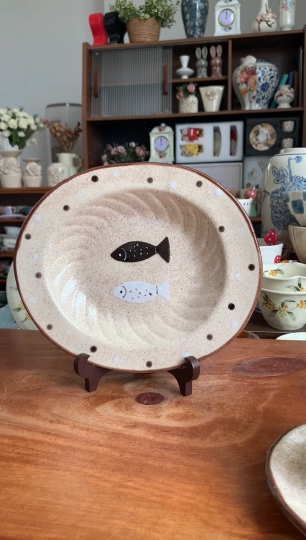 陶瓷黑白双鱼深盘一个