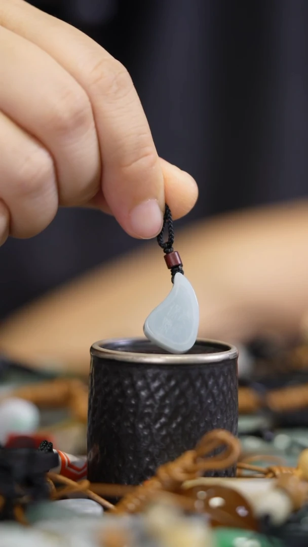 翡翠未镶嵌颈饰红桃粿吊坠