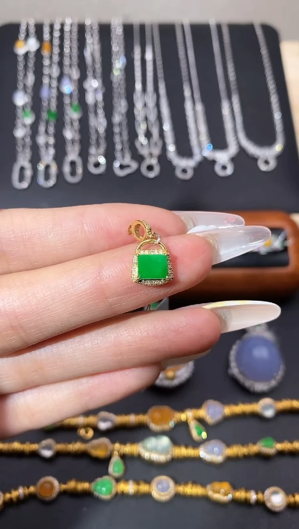 颈饰18K金镶嵌翡翠吊坠