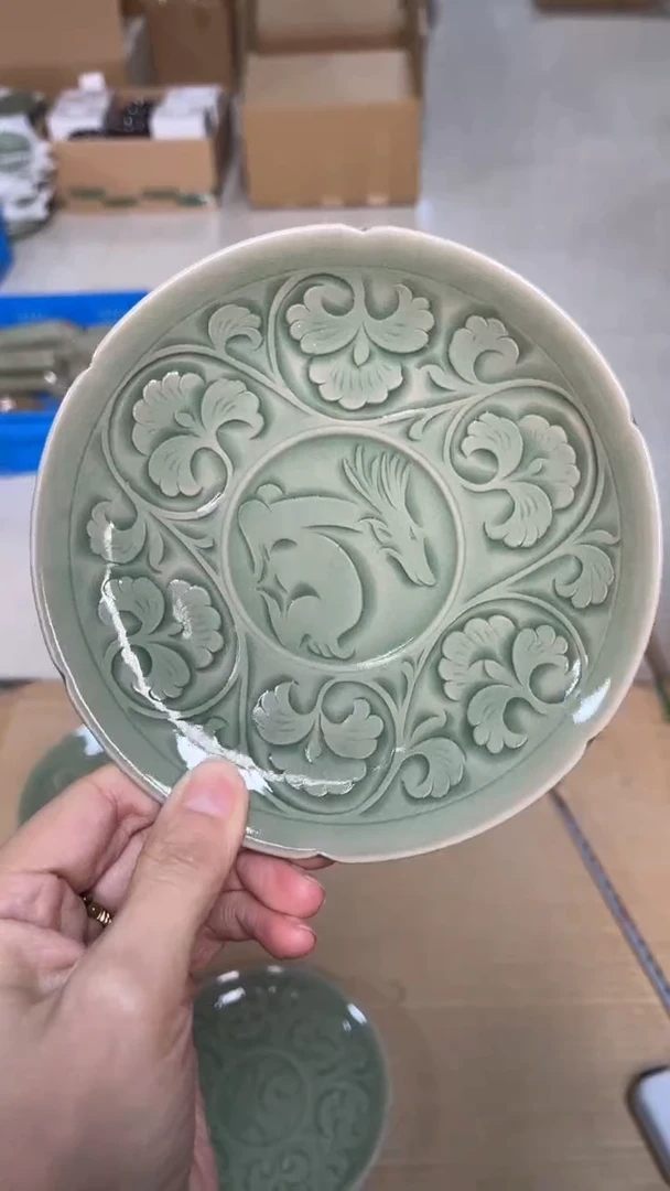 陶瓷纯手工秘色鹿戏牡丹纹葵口壶承（一个）