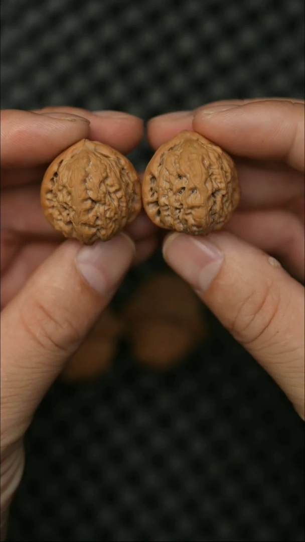 【闪购商品】文玩核桃把件小三角白27