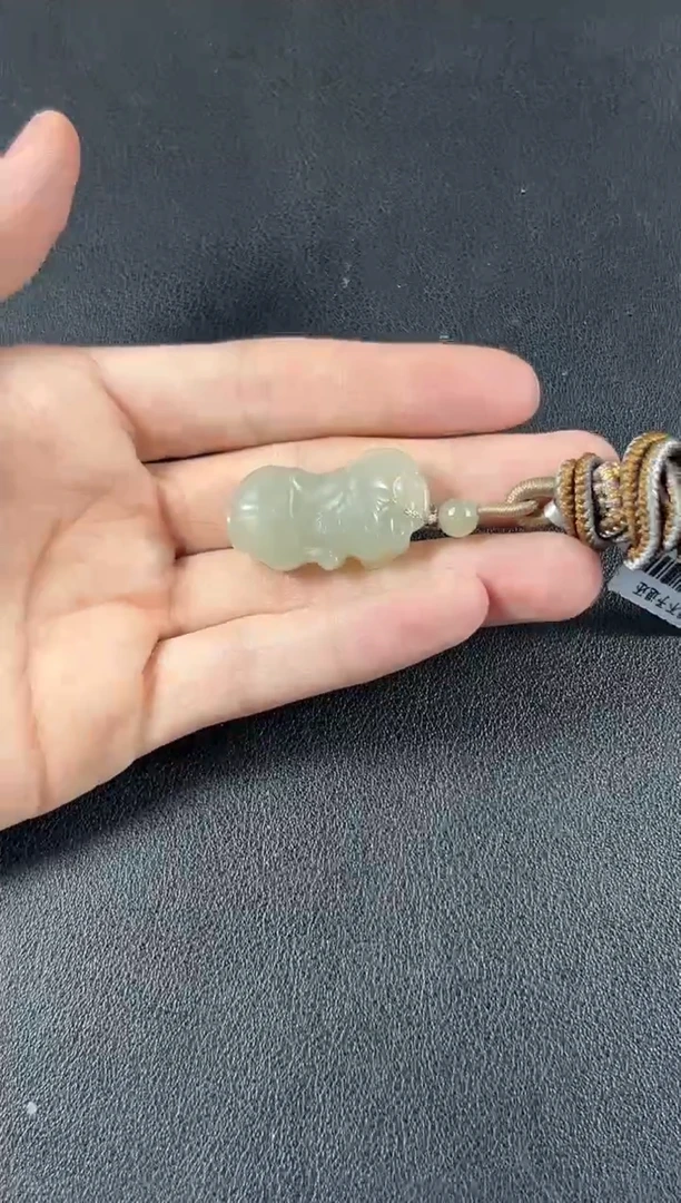 和田玉未镶嵌吊坠(赠链)且末微色差近矿吊坠