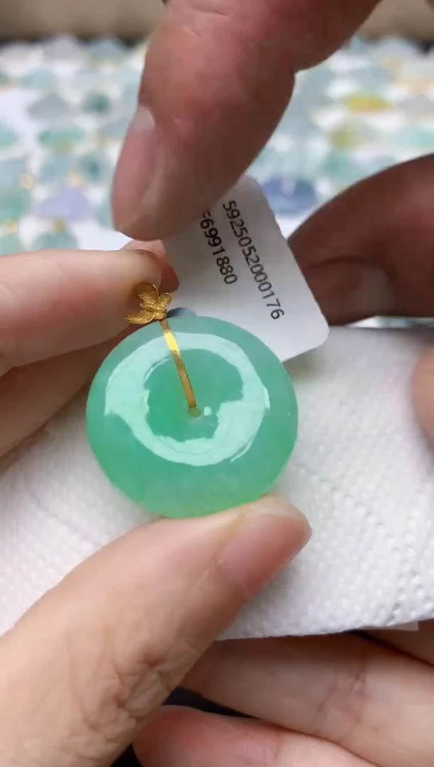 翡翠18K金镶嵌颈饰天然缅甸A货翡翠