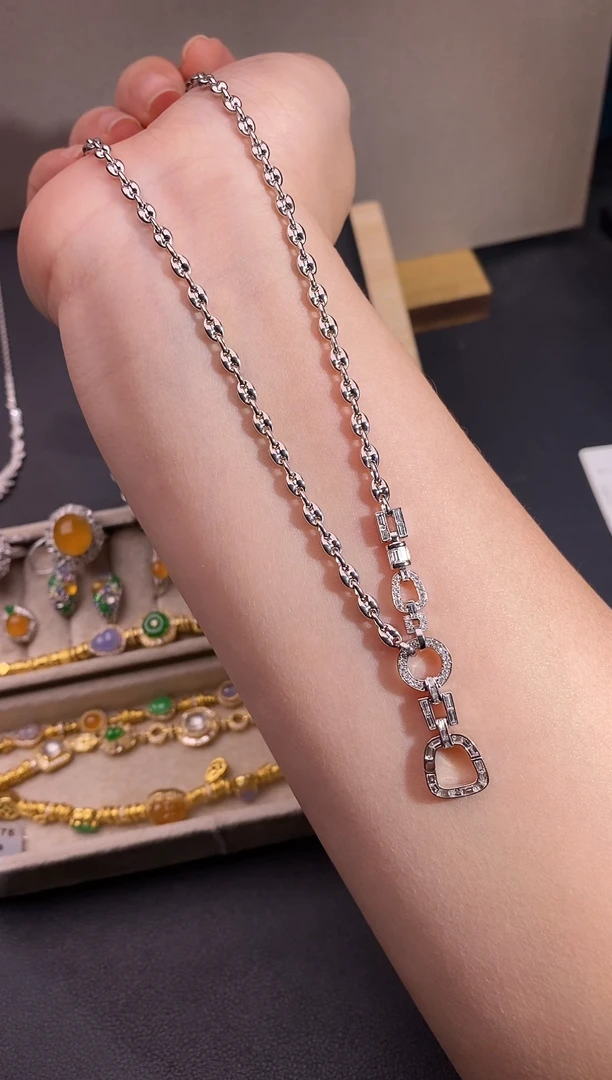 颈饰18K金镶嵌钻石项链