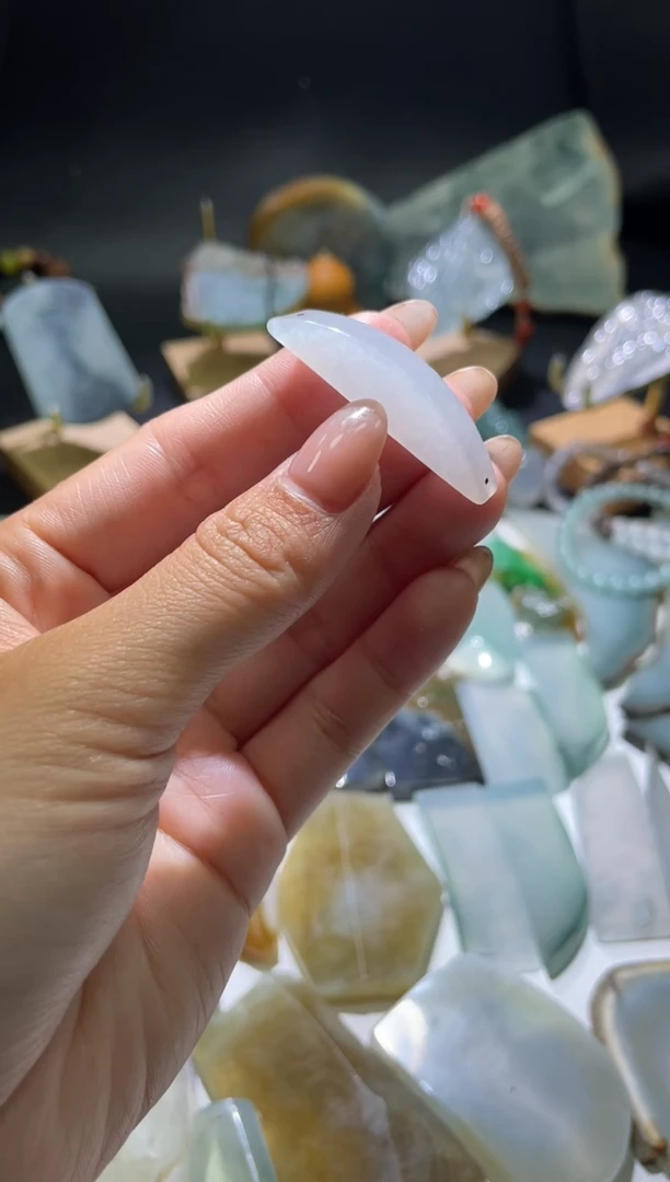 翡翠未镶嵌胸饰材料