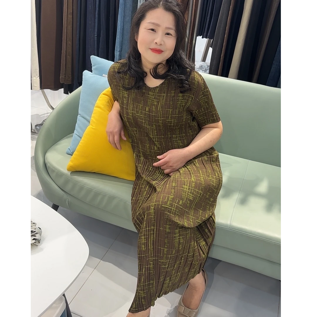 2025夏新款褶皱圆领修身显瘦长款连衣裙