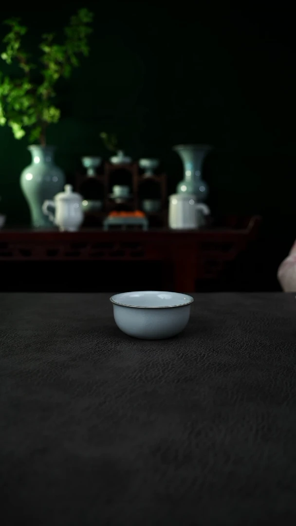 杯月白釉鸡缸杯   大瑕