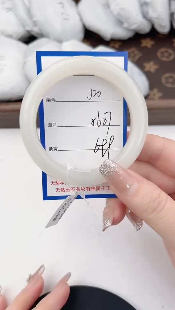 未镶嵌手镯和田玉20颜色微差无瑕疵