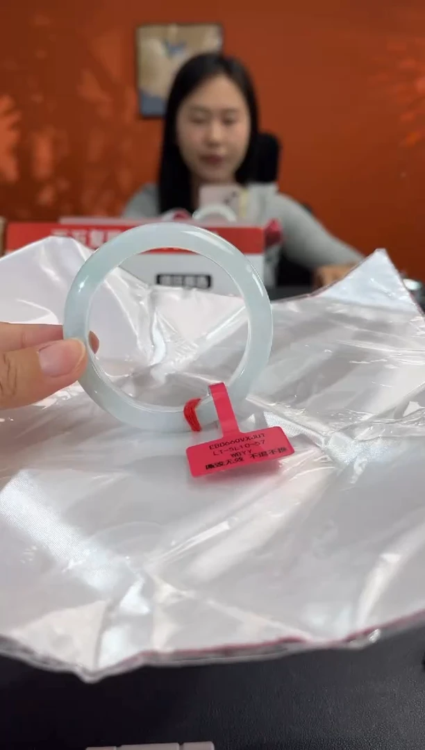 未镶嵌手镯翡翠8        圈口52.6