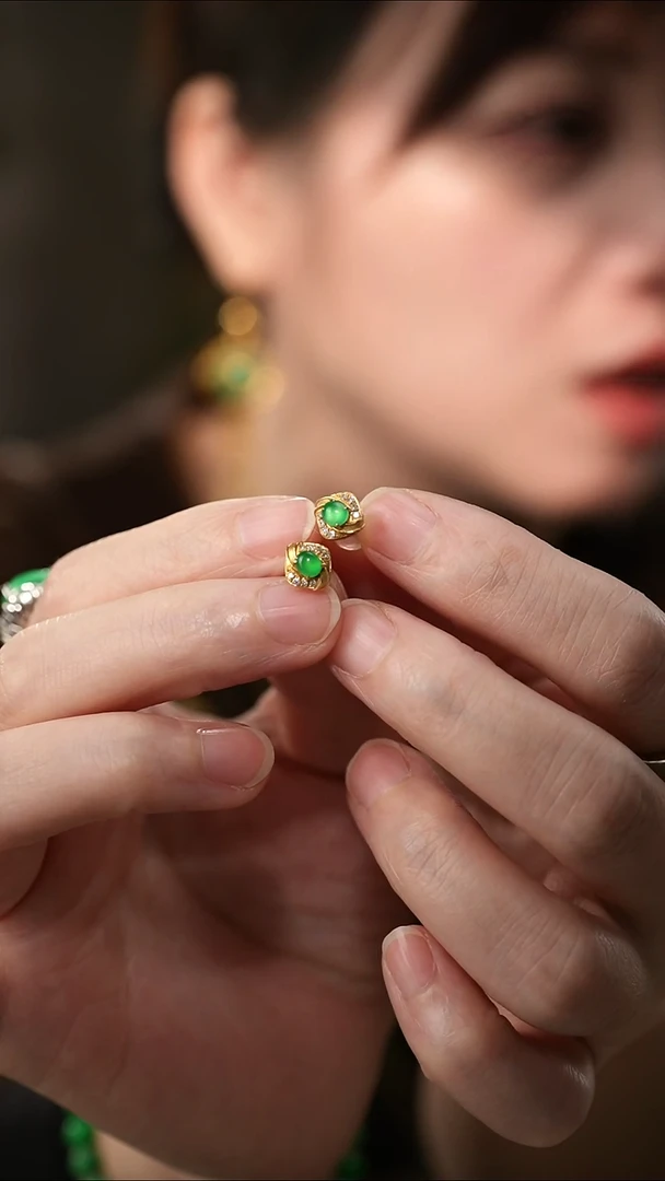 18K金镶嵌翡翠耳饰满绿翡翠蛋面耳饰