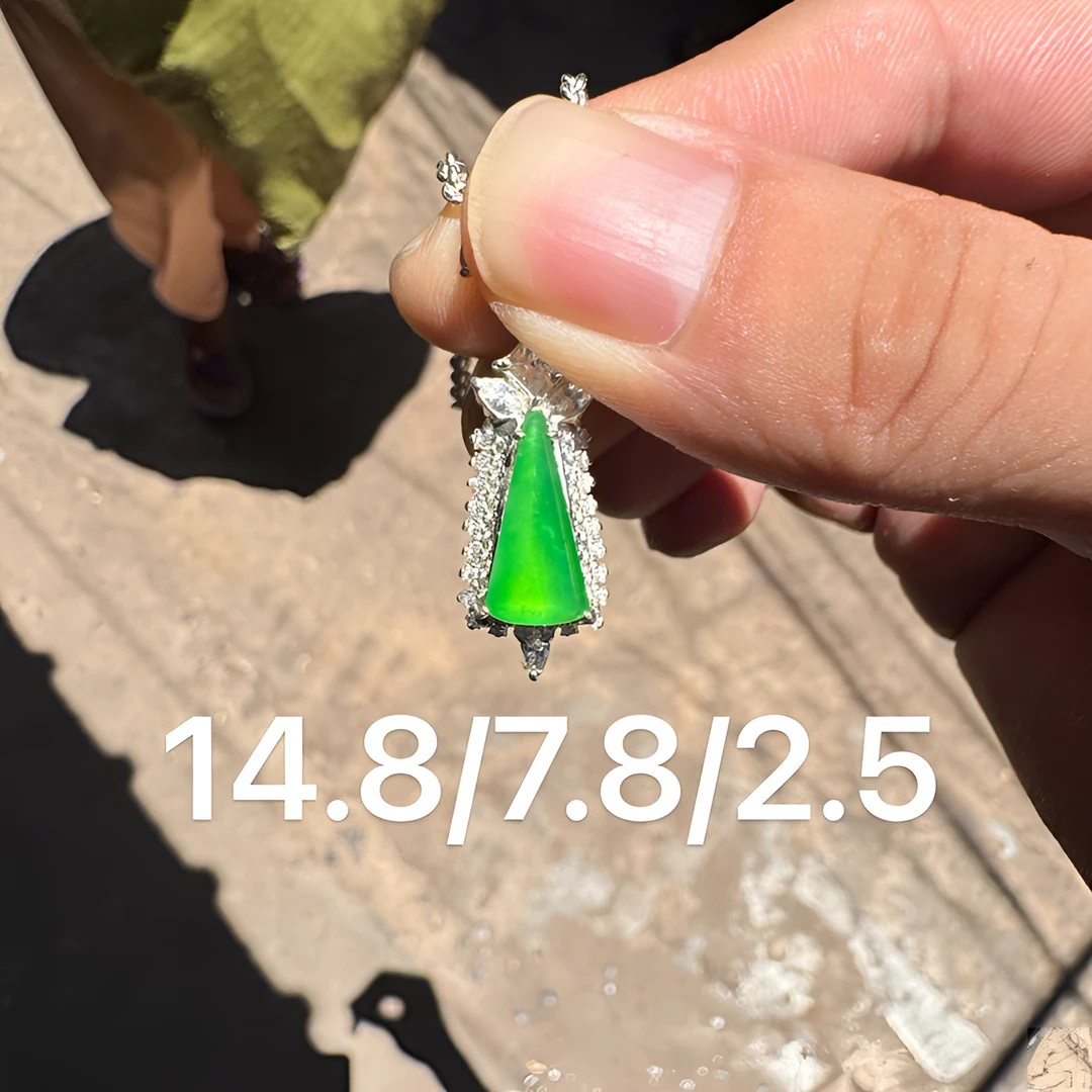 0903(小哪吒在源头)玻璃种翡翠炸光阳绿无事牌肉细杠味荧光足M180