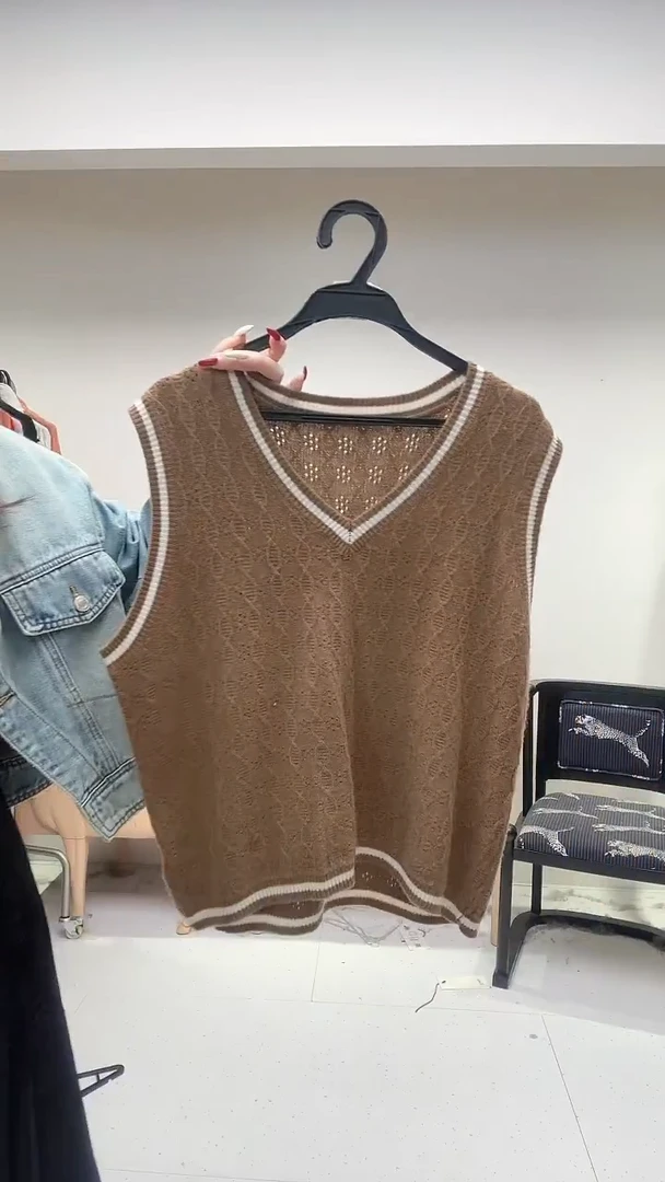 咖色V领小绞花羊毛马甲