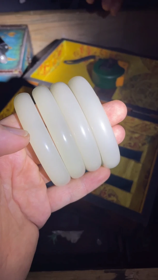 和田玉未镶嵌颈饰手镯四件一起给