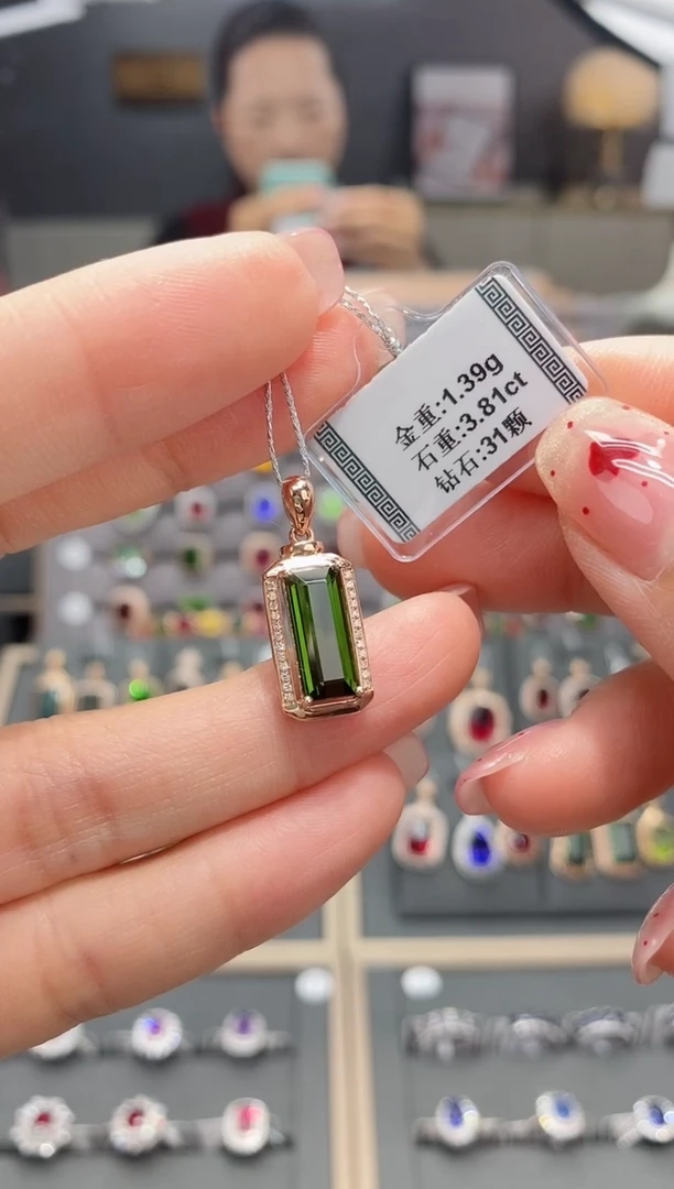 【闪购商品】碧玺颈饰18K金镶嵌3.81