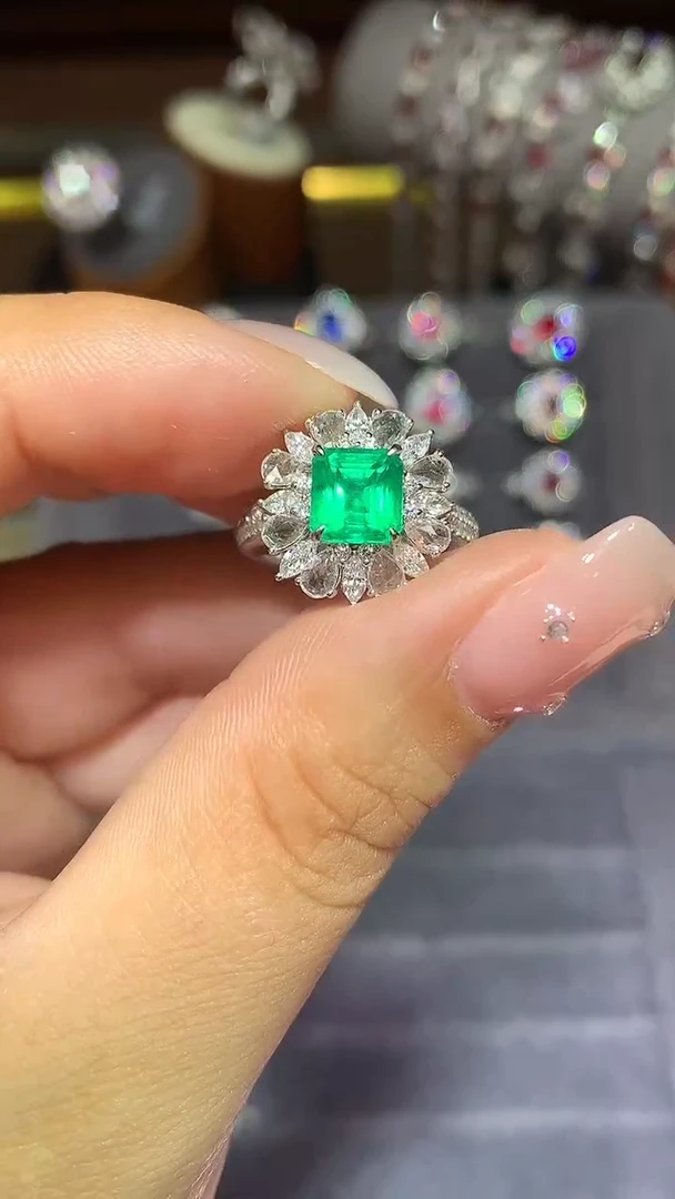 18K金镶嵌戒指祖母绿1.3ct