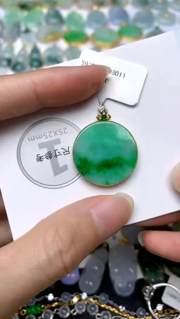 颈饰18K金镶嵌翡翠天然A货翡翠