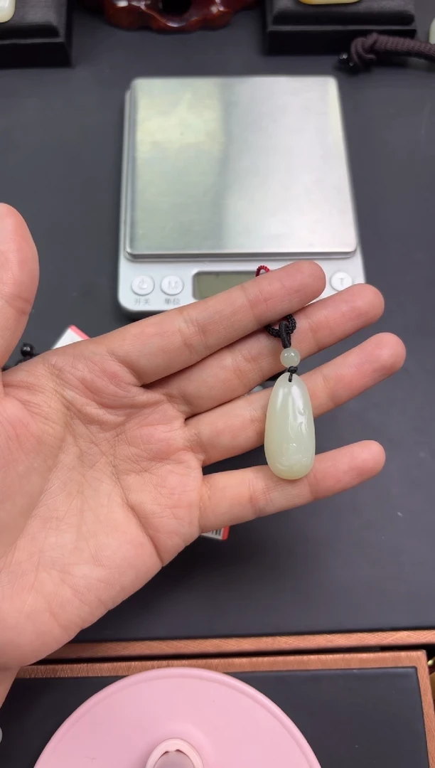 【闪购商品】和田玉吊坠(赠链)未镶嵌且末微色差迪克兰一细吊坠