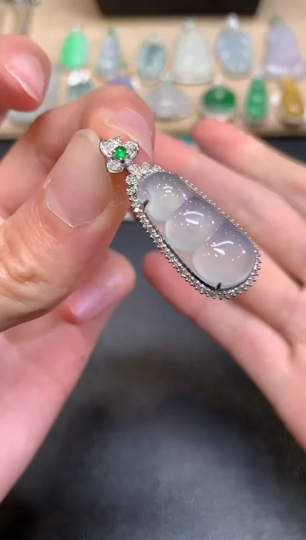 【闪购商品】翡翠颈饰18K金镶嵌福豆【无服务费】