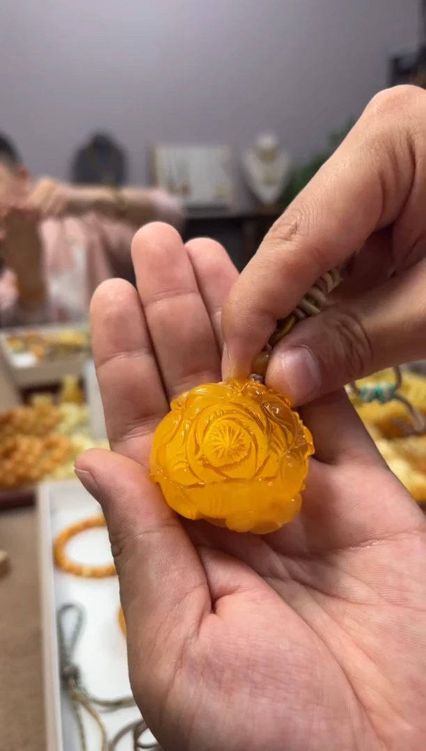 【闪购商品】蜜蜡裸石未镶嵌雕刻