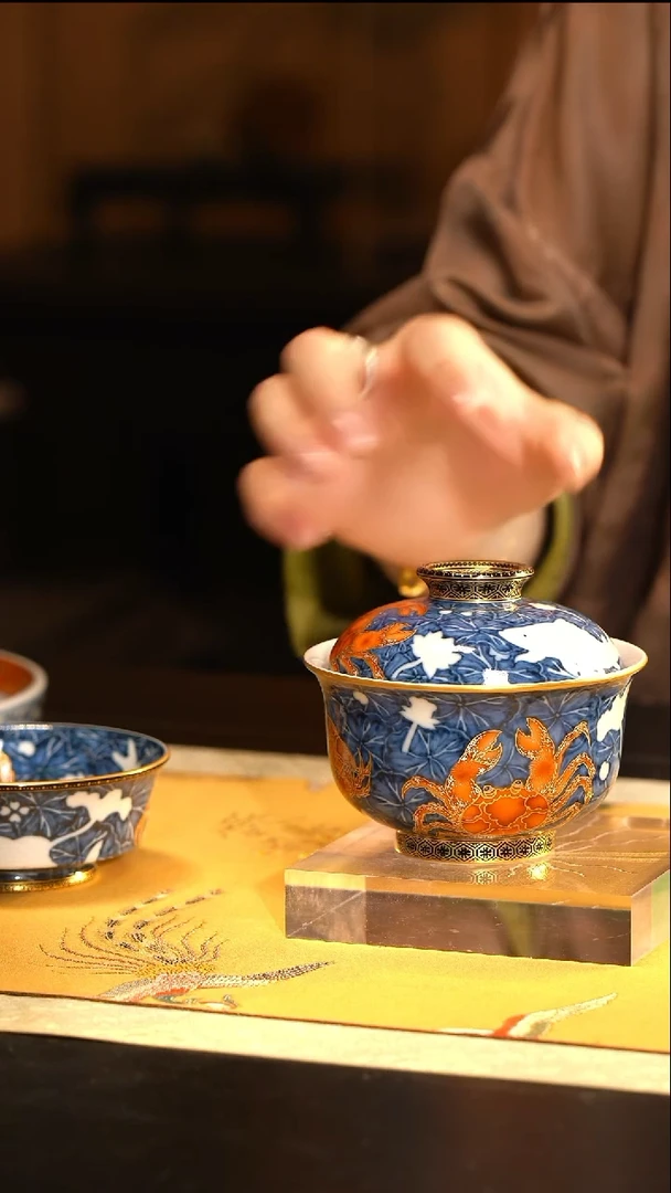 D大明风华青花荷花矾红螃蟹盖碗