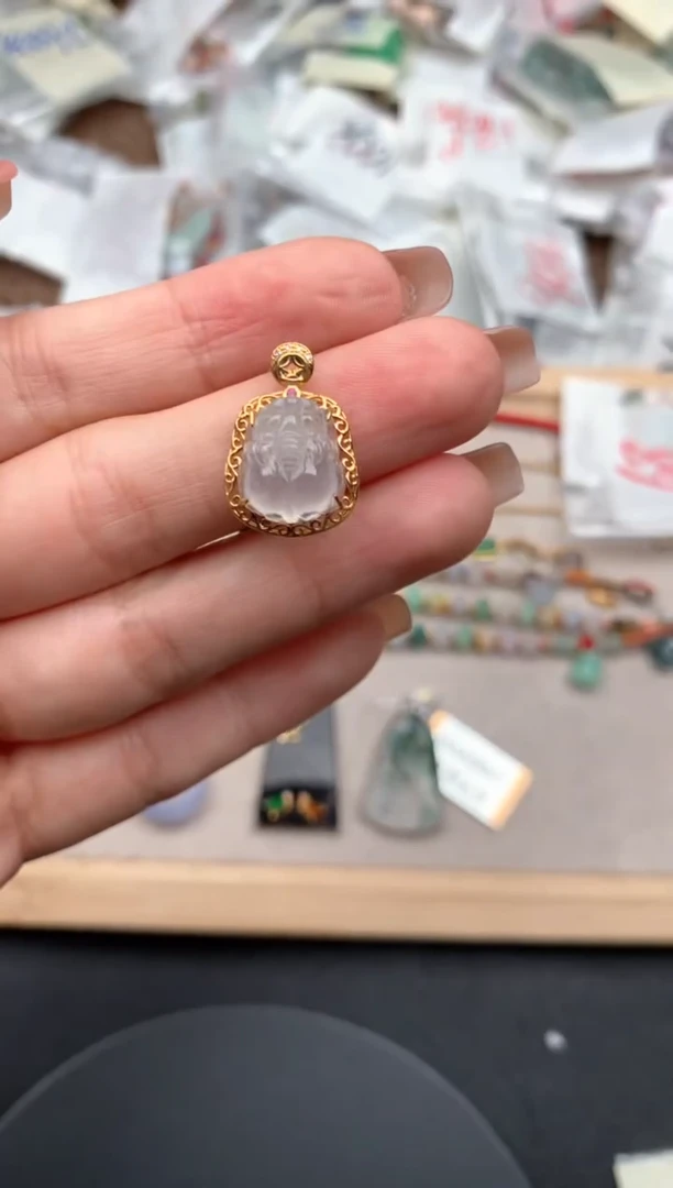 18K金镶嵌挂件翡翠一