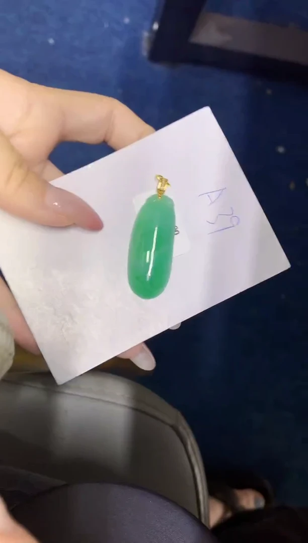 翡翠18K金镶嵌颈饰缅甸天然翡翠A货