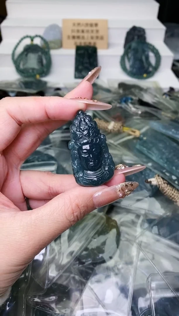 颈饰未镶嵌翡翠