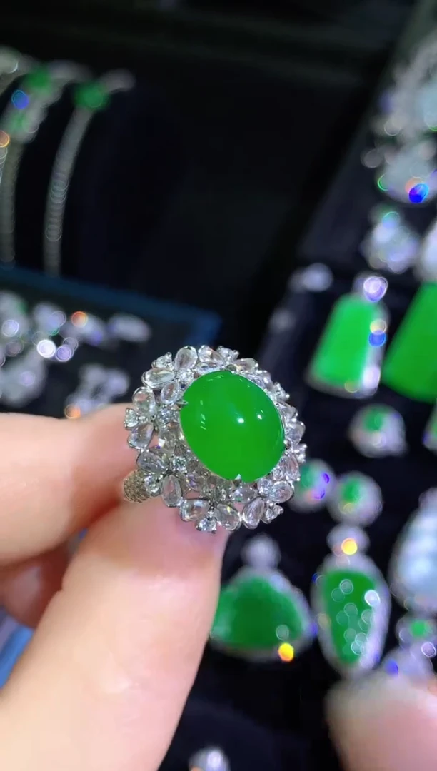 18K金镶嵌戒指翡翠冰种正阳绿蛋面戒指完美