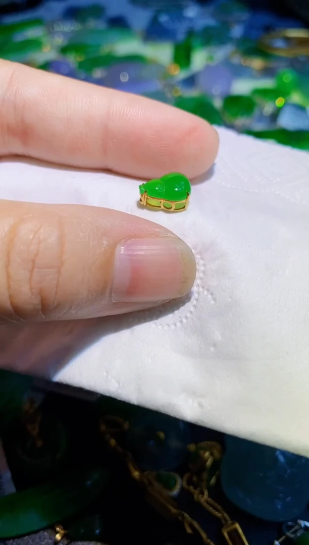 翡翠18K金镶嵌颈饰葫芦