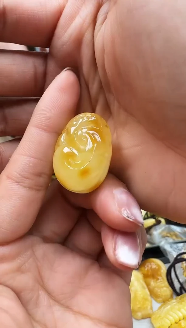 【闪购商品】琥珀裸石未镶嵌挂坠