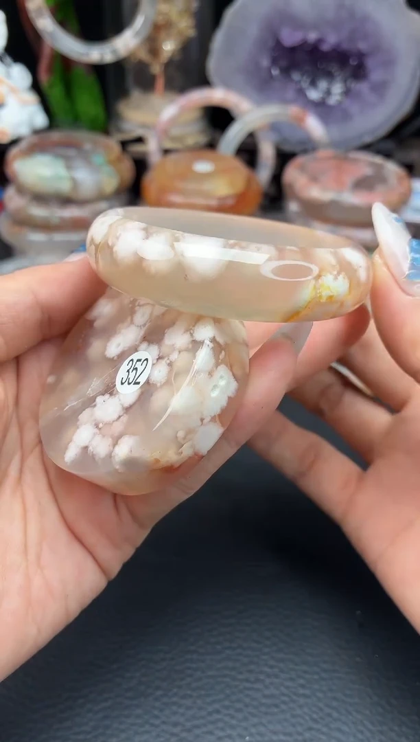 未镶嵌手镯（圆镯）石英质玉54