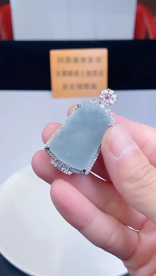 颈饰未镶嵌翡翠