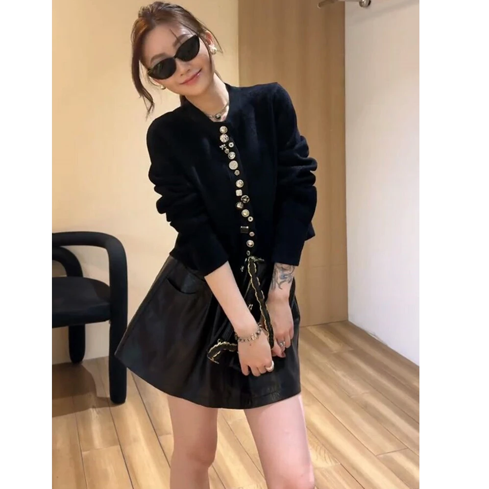 韩系秋冬穿搭一整套独特漂亮又酷又飒纽扣针织开衫半身皮裙两件套